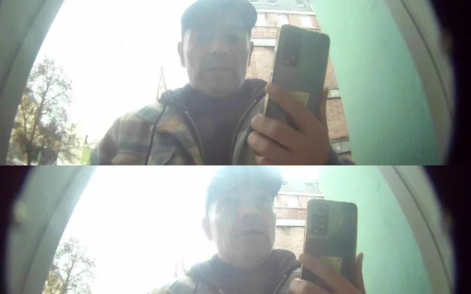 Poznáte muže na fotografiích? V Jablonci vybral z karty podvedené cizí ženy 130 tisíc