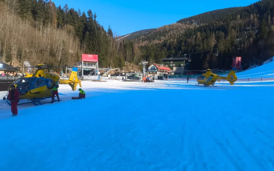 Po srážce lyžaře a snowboardistky letěly do Špindlu dva vrtulníky, každý z jiného kraje