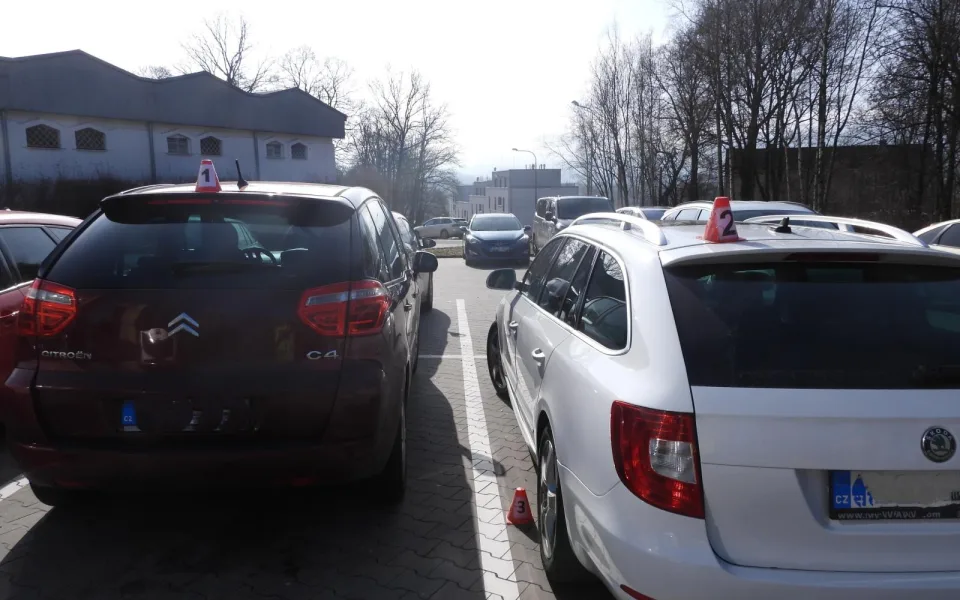 Vybodovaný řidič boural před supermarketem v Liberci. Hrozí mu dva roky
