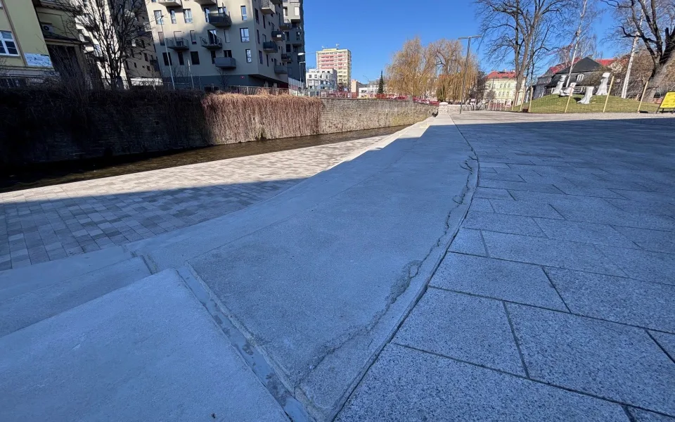 Betonové schody na krajské náplavce jsou poškozené, opravu bude kraj řešit reklamací