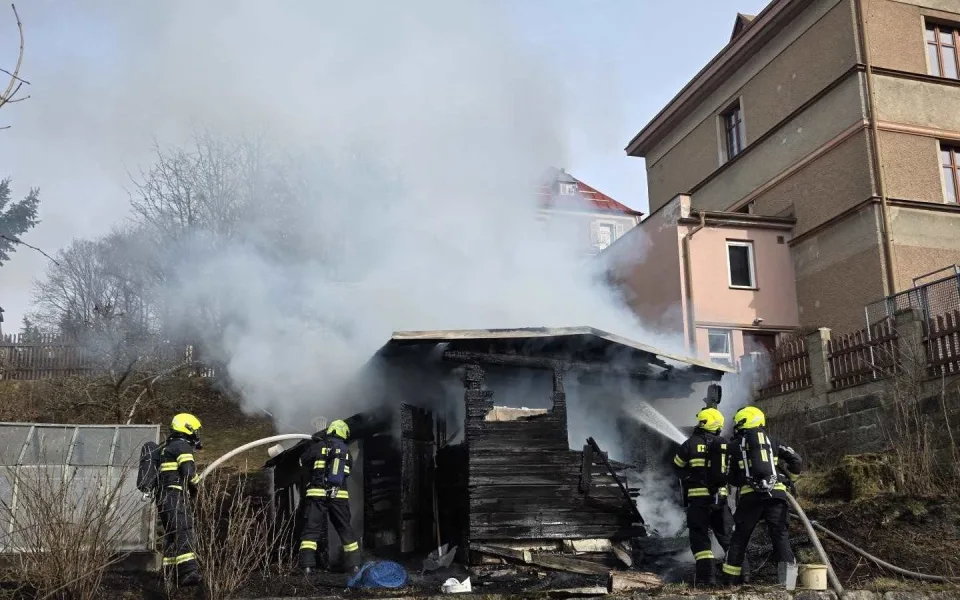 Požár v Jablonci. U domu shořela dřevěná kůlna