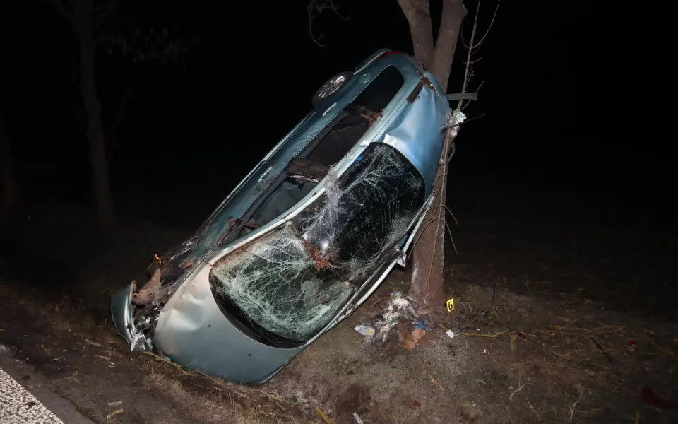 Na rovném úseku vyjel ze silnice, auto opřel o strom. Řidič vyvázl s lehčím zraněním