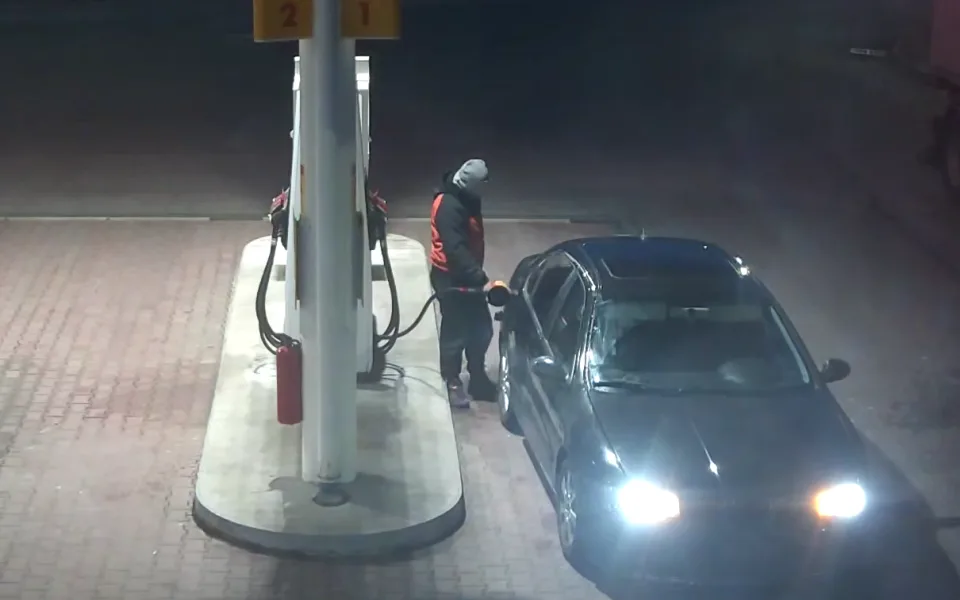 Od benzínek ujížděl bez placení. Policisté muže zadrželi v Hrádku