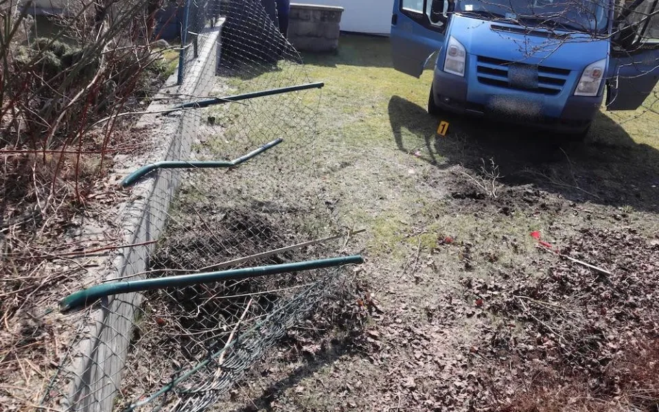 Špatně zabrzděná dodávka se rozjela, projela plotem a skončila na zahradě