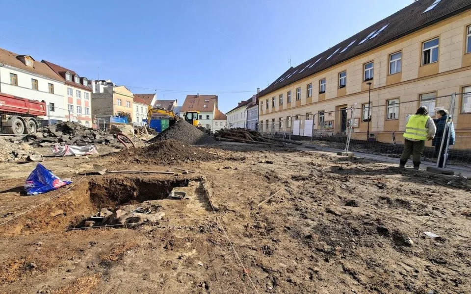 Na Škroupově náměstí v České Lípě odhalili archeologové zbytky domu a pohřebiště