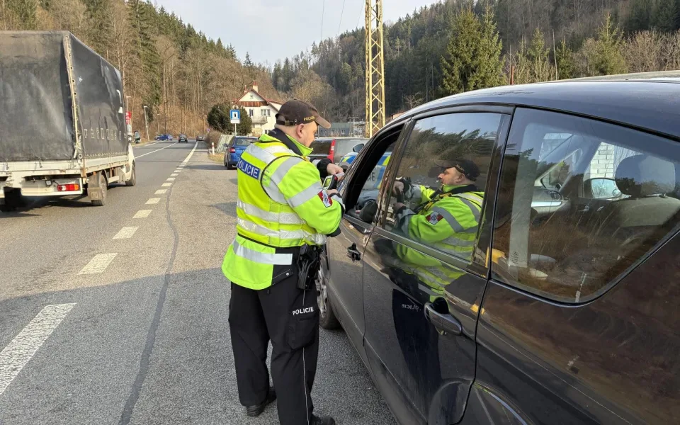 Policisté v Libereckém kraji se zaměřili na používání pásů. Využili dalekohledy
