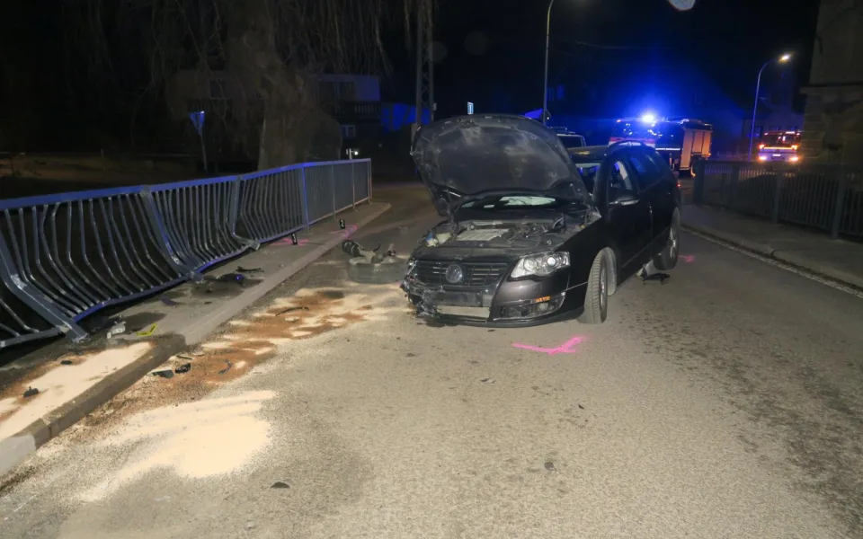 Opilý řidič naboural do zábradlí. Od nehody utekl i se spolujezdkyní