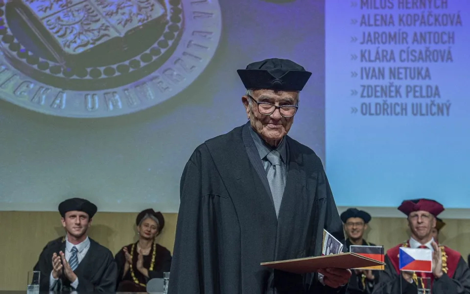 Profesor Masák při přebírání čestného doktorátu na Technické univerzitě v Liberci v roce 2019.