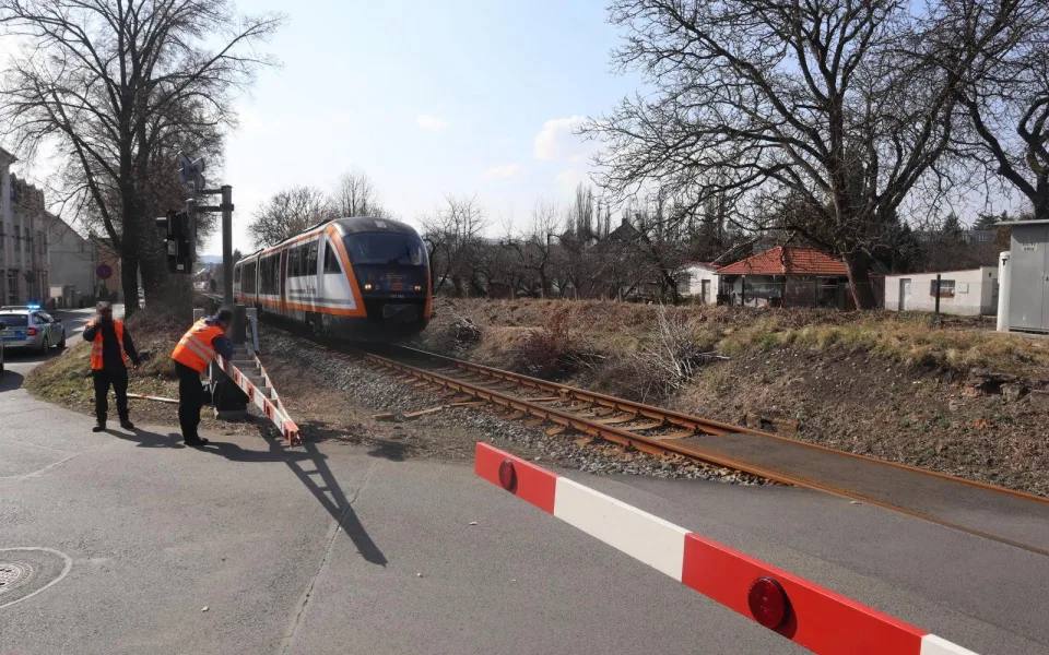 Řidička vjela na přejezd na červenou, pak ji uvěznily závory. Srážce zabránil pohotový strojvedoucí