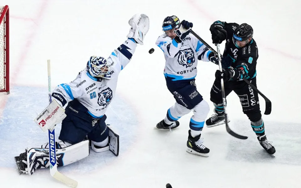 Závěrečný nápor nestačil. Úvodní čtvrtfinálovou bitvu play-off ovládly Karlovy Vary