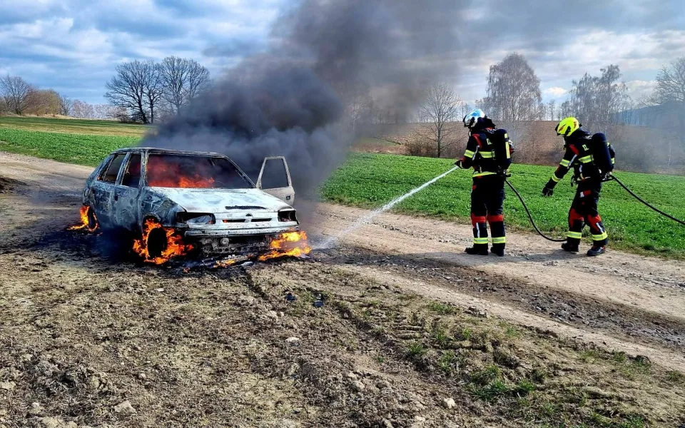V Hrádku nad Václavicemi zasahovali hasiči u auta v plamenech, řidič vyvázl bez zranění