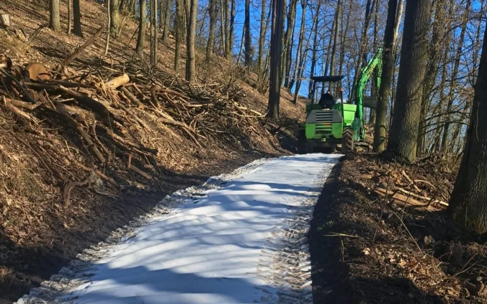 Nové cesty, lavičky i sochy. Úpravy na Špičáku v České Lípě vrcholí