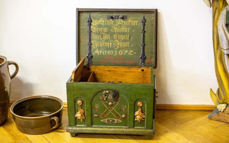 Cechovní truhly i mobiliář. Muzeum ve Frýdlantě představuje zrestaurované exponáty