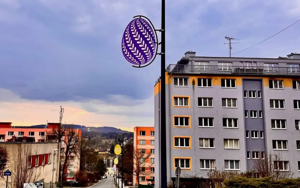 Veselé Velikonoce. Vratislavice nad Nisou vyzdobily ulice obřími barevnými kraslicemi