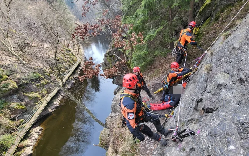Hasiči během několika hodin zachraňovali paraglidistu a zraněného ferratistu