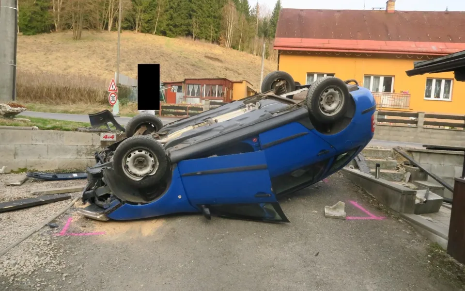 Řidiče přemohl mikrospánek, s autem narazil do plotu a skončil na střeše