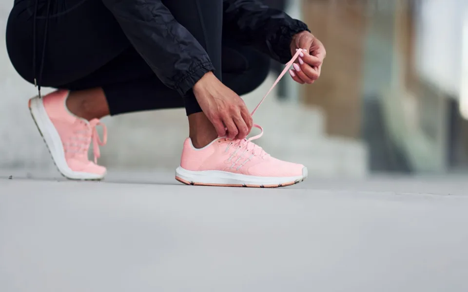 Běžecký styl v ulicích – jak nosit dámské boty na běhání k běžnému outfitu.