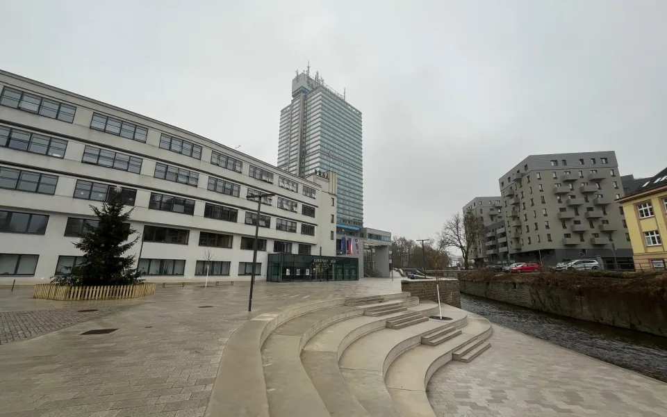 Nábřeží před krajským úřadem už nebude U Jezu. Mohlo by se jmenovat po architektovi