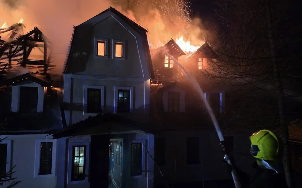 Noční požár na Benecku. Hořela střecha dvoupatrového objektu