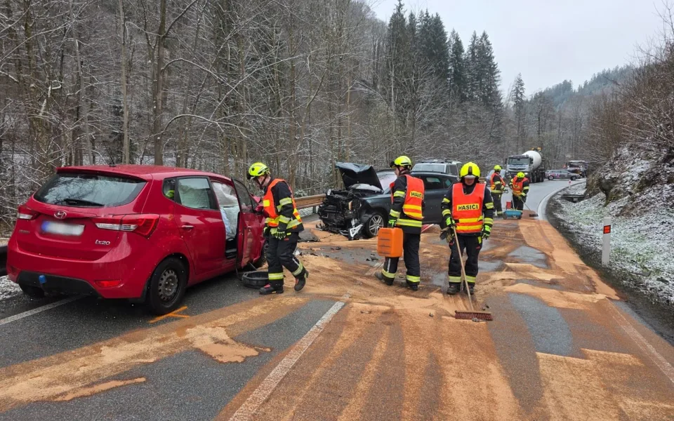 Vážná nehoda ve Víchové, při srážce tří aut se zranili čtyři lidé
