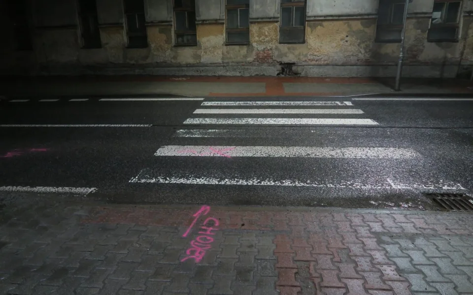 Řidič porazil v Lučanech na přechodu chlapce, z místa odjel. Policie hledá jeho i svědkyni