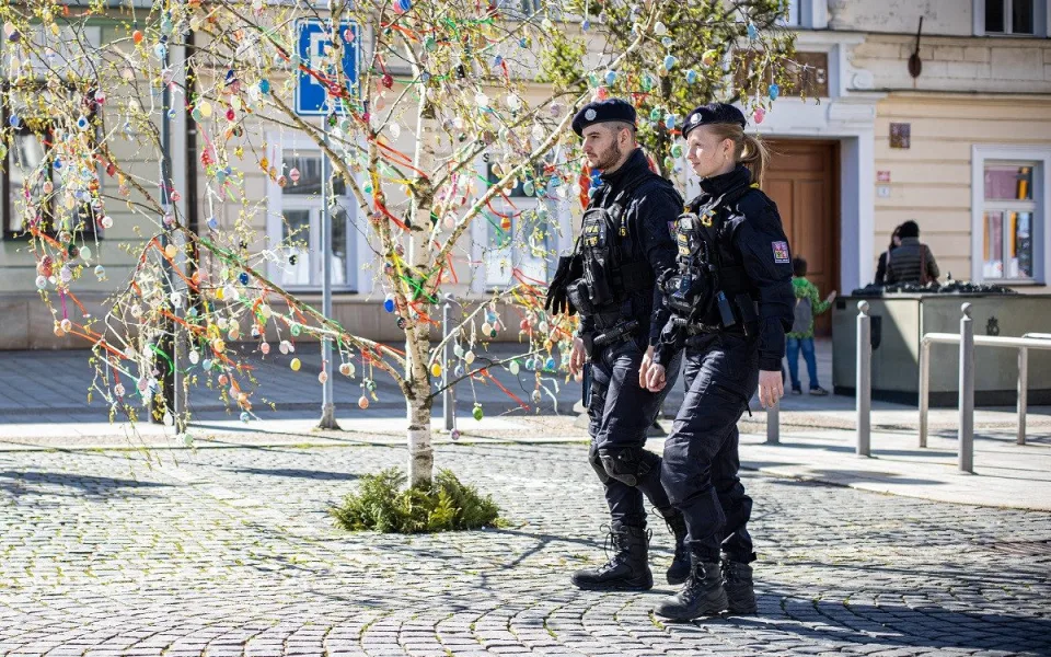 Policisté v ulicích i na silnicích. Zvýšený dohled mají i v Libereckém kraji