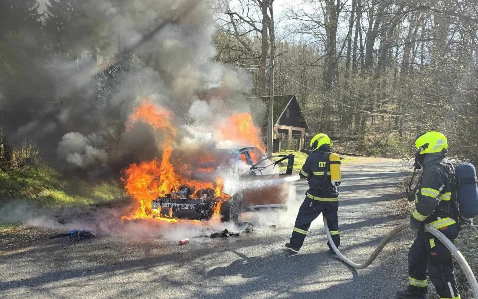 Zásah hasičů v Machníně. Shořelo auto, škoda je půl milionu