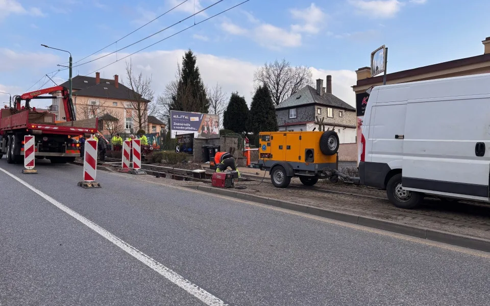 Tramvaje do Jablonce nejezdí. Kvůli pracím na trati je do pondělní půlnoci nahradily autobusy
