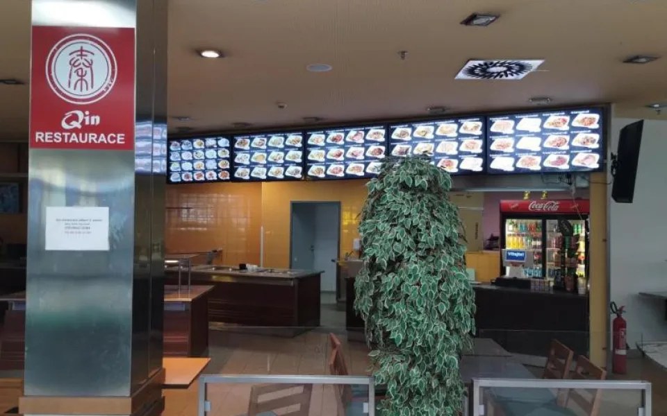 Inspektoři zavřeli kvůli špíně Qin restauraci v Hypermarketu Albert u libereckého bazénu