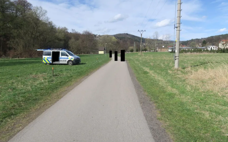 Na cyklostezce v Malé Skále vběhla holčička do kola nezletilé cyklistce. Policie hledá svědky