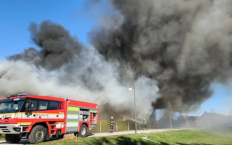 Požár průmyslového objektu v Horce u Staré Paky. Zásah pro dvacet jednotek hasičů