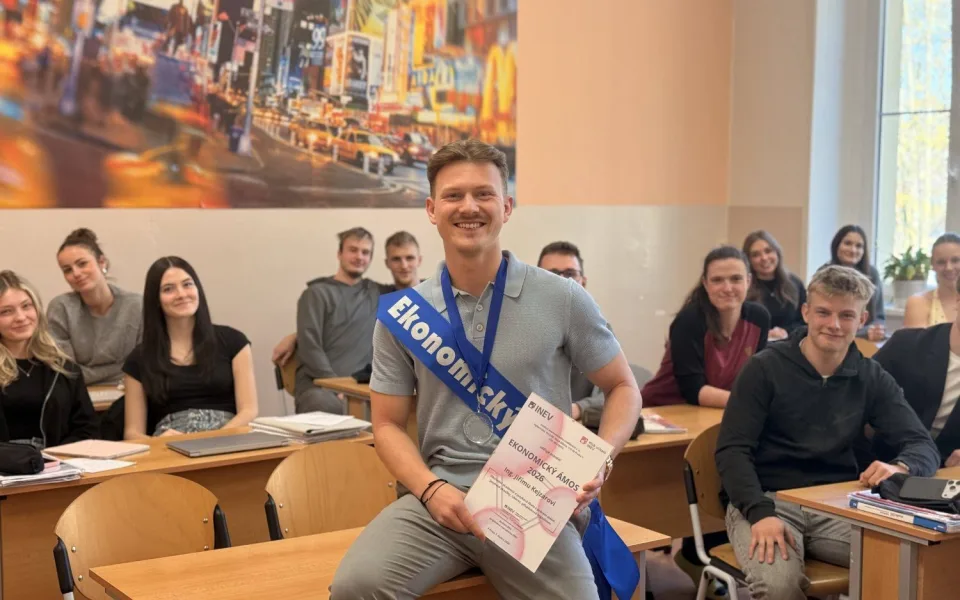 Jiří Kejzar mezi svými studenty.