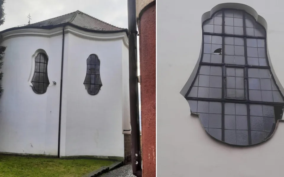 Vandal poškodil vitrážové okno kláštera. Prohodil jím kusy střešní krytiny