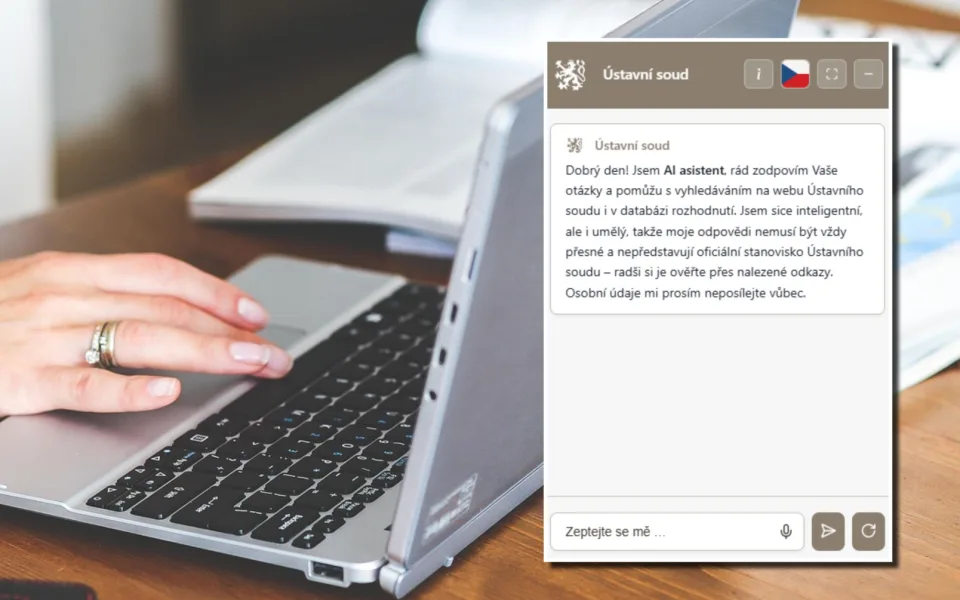 Chatbot Ústavního soudu už nehalucinuje, zvládne ho i laik. Vytvořili ho v Liberci