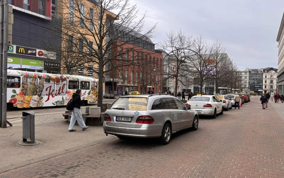 Stanoviště taxi u terminálu MHD zmizí, rozhodnutí města nezměnila ani petice