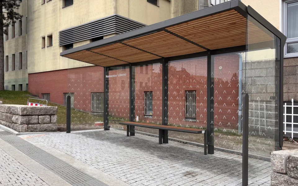 Zhotovitel včas nedodělal zastávku u nemocnice v Liberci. Stavbu teď dokončí město