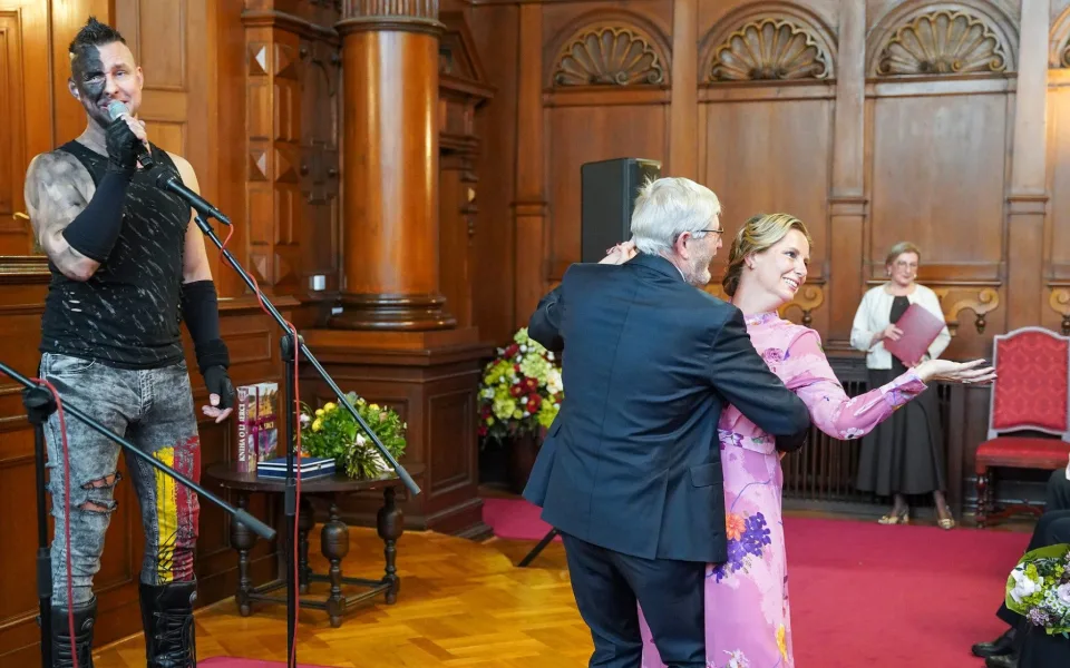 Medaile Liberce pro historičku Kateřinu Portmann. Podobné předání obřadní síň nepamatuje