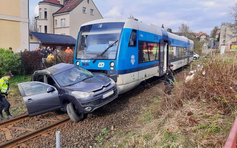 V Jablonci se střetl vlak s osobním autem. Ve voze byli tři lidé, na místo vyrazil i vrtulník