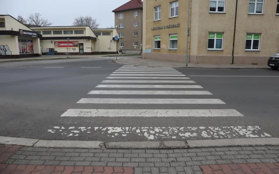 Senior ve felicii na přechodu srazil ženu, její pes těsně unikl