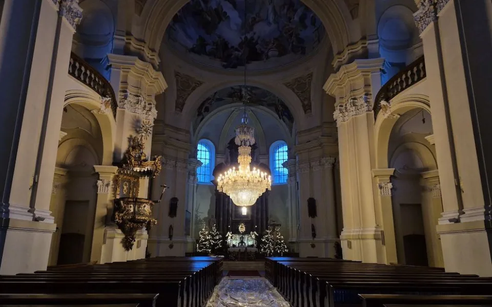 Do poutního chrámu v Hejnicích se po renovaci vrátil monumentální lustr