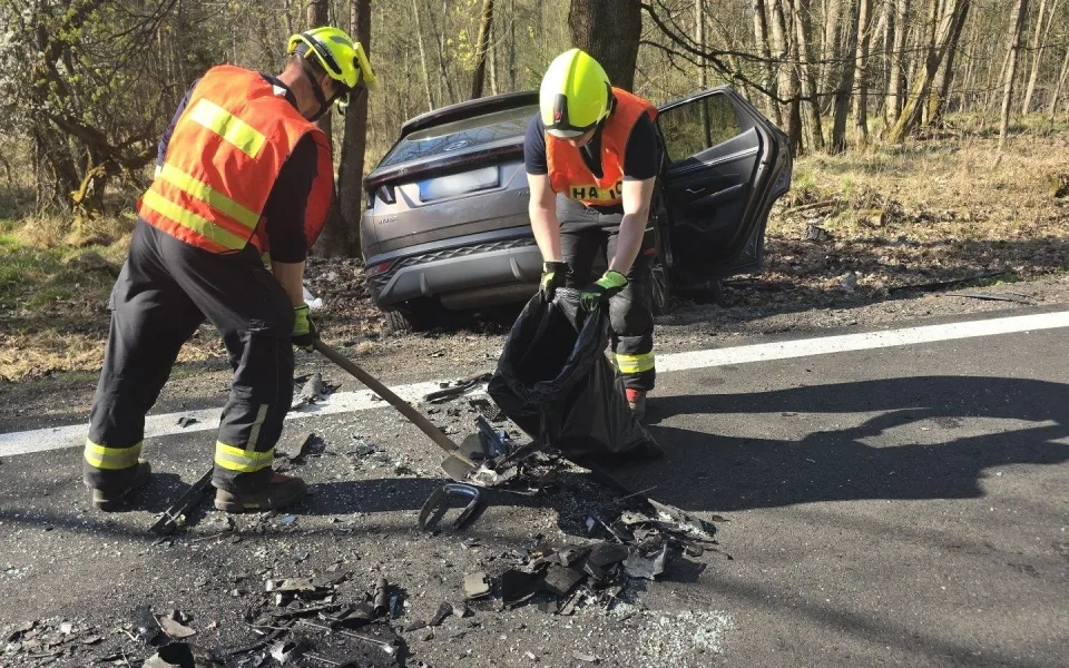 Vážná nehoda u Kuřívod. Řidiči zůstali po čelní srážce v autech zaklínění
