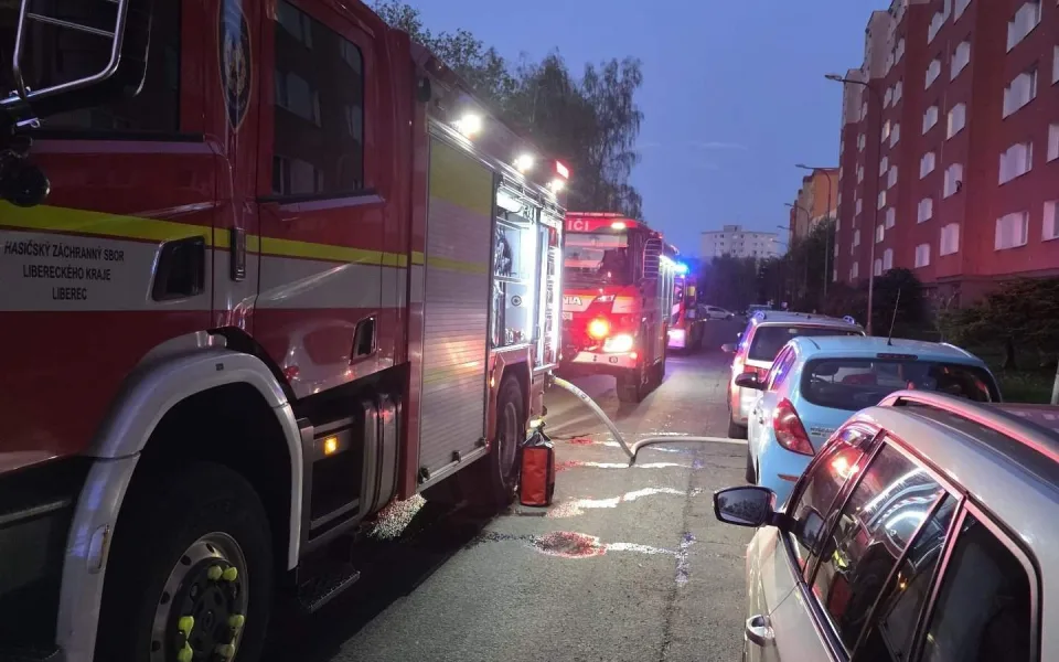 Večerní požár bytu v Rochlici způsobila zřejmě nedbalost, škoda je 750 tisíc