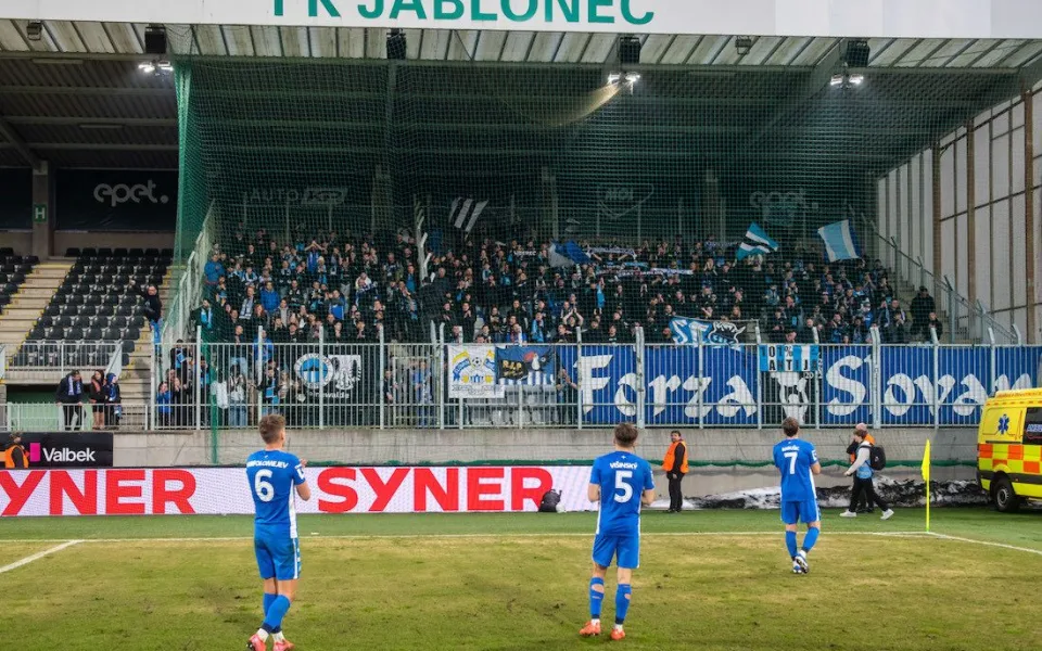 Spor před derby. Fanoušci Slovanu chtěli za bránu, proč Jablonec tribunu neotevřel?