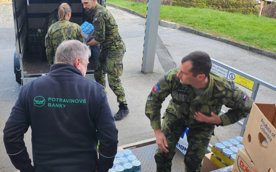 Jarní kolo sbírky pro potravinovou banku dnes v Liberci zahájili vojáci