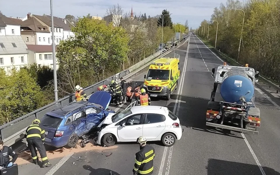 Srážka dvou aut a náklaďáku na průtahu Českou Lípou přinesl tři zraněné
