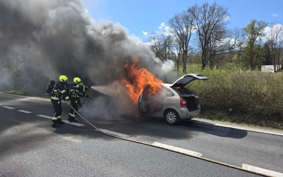 Požár na průtahu Liberce. Ve směru na Turnov shořelo auto