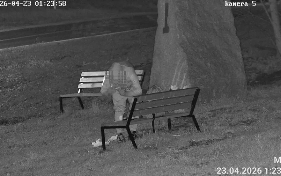 Památník v Liberci si spletl s odpadkovým košem. Muže zachytila kamera, musel uklízet