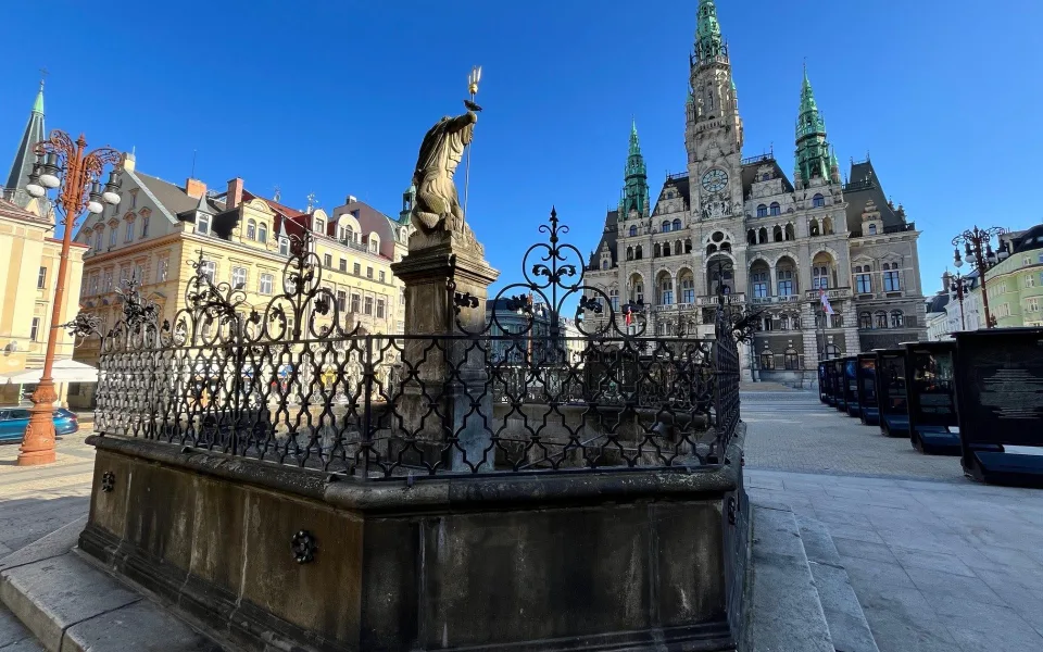 Neptunovu kašnu před radnicí v Liberci čeká oprava, protéká