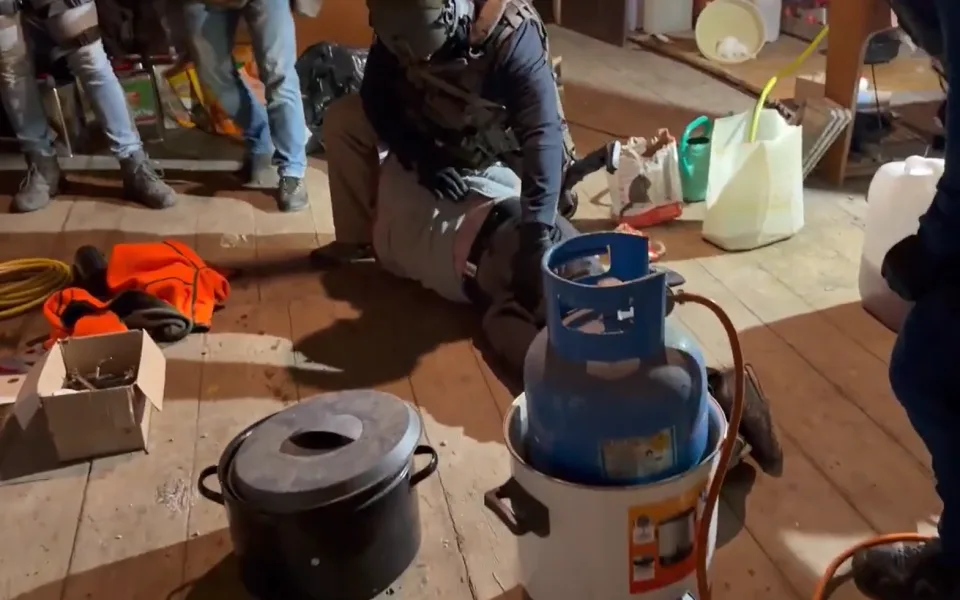 Liberecký TOXI tým rozprášil výrobce drog, jednoho sebral u Turnova přímo při vaření pervitinu