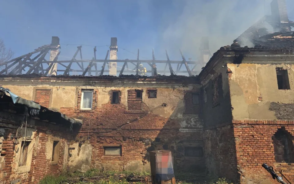 V Bulovce shořela střecha rodinného domu, evakuovalo se z něj 13 lidí